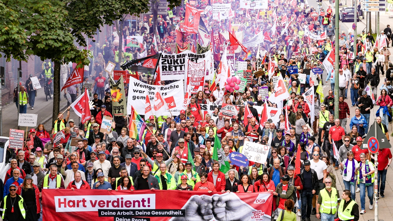 Vielen Menschen wird es langsam unheimlich: Die ständigen Nachrichten über drohenden Sozialabbau verunsichern Beschäftigte und ihre Familien.<br/><br/>Erst werden Medikamente verteuert, dann soll ab dem ersten Tag einer Erkrankung ein Attest vom Arzt fällig sein. Das Rentenalter soll noch weiter steigen und die "Rente ab 63" abgeschafft werden. Pflegebedürftige und ihre Angehörigen sollen Kürzungen aushalten.<br/><br/>Soziale Politik sieht anders aus.<br/><br/>Gewerkschafterinnen und Gewerkschafter im ganzen Land nehmen das nicht länger hin.<br/><br/>Am 26. September 2026 ruft der Deutsche Gewerkschaftsbund (DGB) und seine Mitgliedsgewerkschaften zu einem bundesweiten Aktionstag in 15 Großstädten auf. Motto: <br/><br/>„Hart verdient! Deine Arbeit. Deine Gesundheit. Deine Rente.“<br/><br/><br/>Ziel des Aktionstags: eine deutliches Signal an die Bundesregierung senden. Für einen starken Sozialstaat, für sichere Arbeitsplätze, gute Arbeitsbedingungen und den Schutz von Arbeitnehmerrechten.<br/><br/>„Wer den Sozialstaat angreift, bekommt unseren Widerstand zu spüren“, sagt Ralf Reinstädler, Sozialvorstand der IG Metall. „Wer den Beschäftigten Rechte, Sicherheit und soziale Standards nehmen will, gefährdet den gesellschaftlichen Zusammenhalt.“