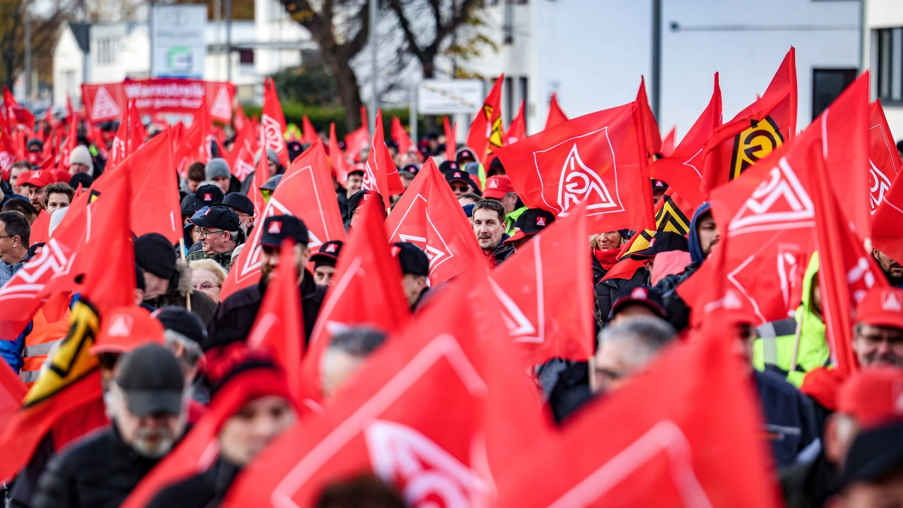 Beschäftigte machen während der Metall-Tarifrunde 2024 mit Warnstreiks Druck für ihre Forderung
