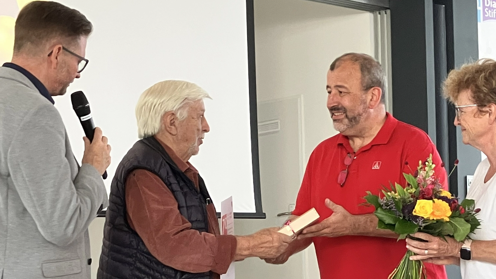 Blumen und Pralinen für 70 Jahre Treue