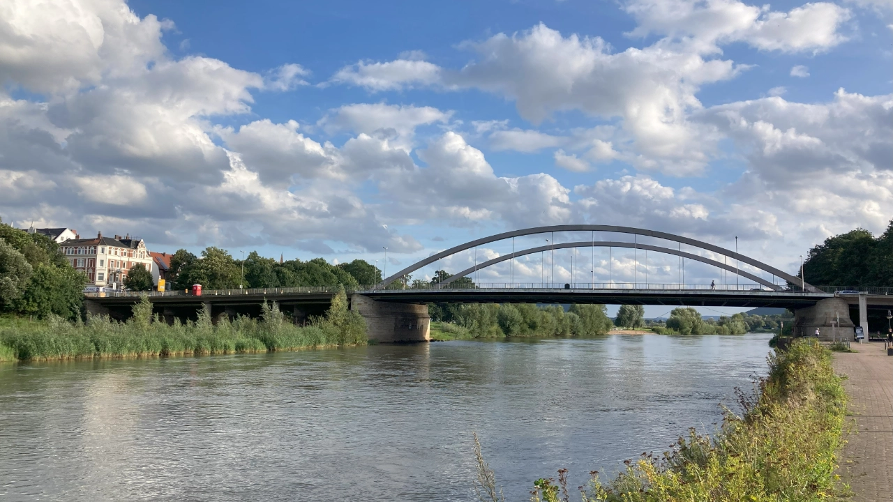 Im Vordergrund ist die Weserpromenade. Die Weserbrücke ist im Hintergrund des Bildes. Der Bick geht über die Weser in Richtung Kanzlers Weide. 
