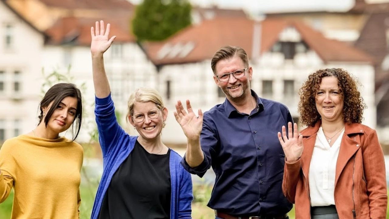 Hier sieht man das Team der IG Metall Minden im Sommer 2024. Im Hintergrund sieht man die Weser und dahinter die Fischerstadt.