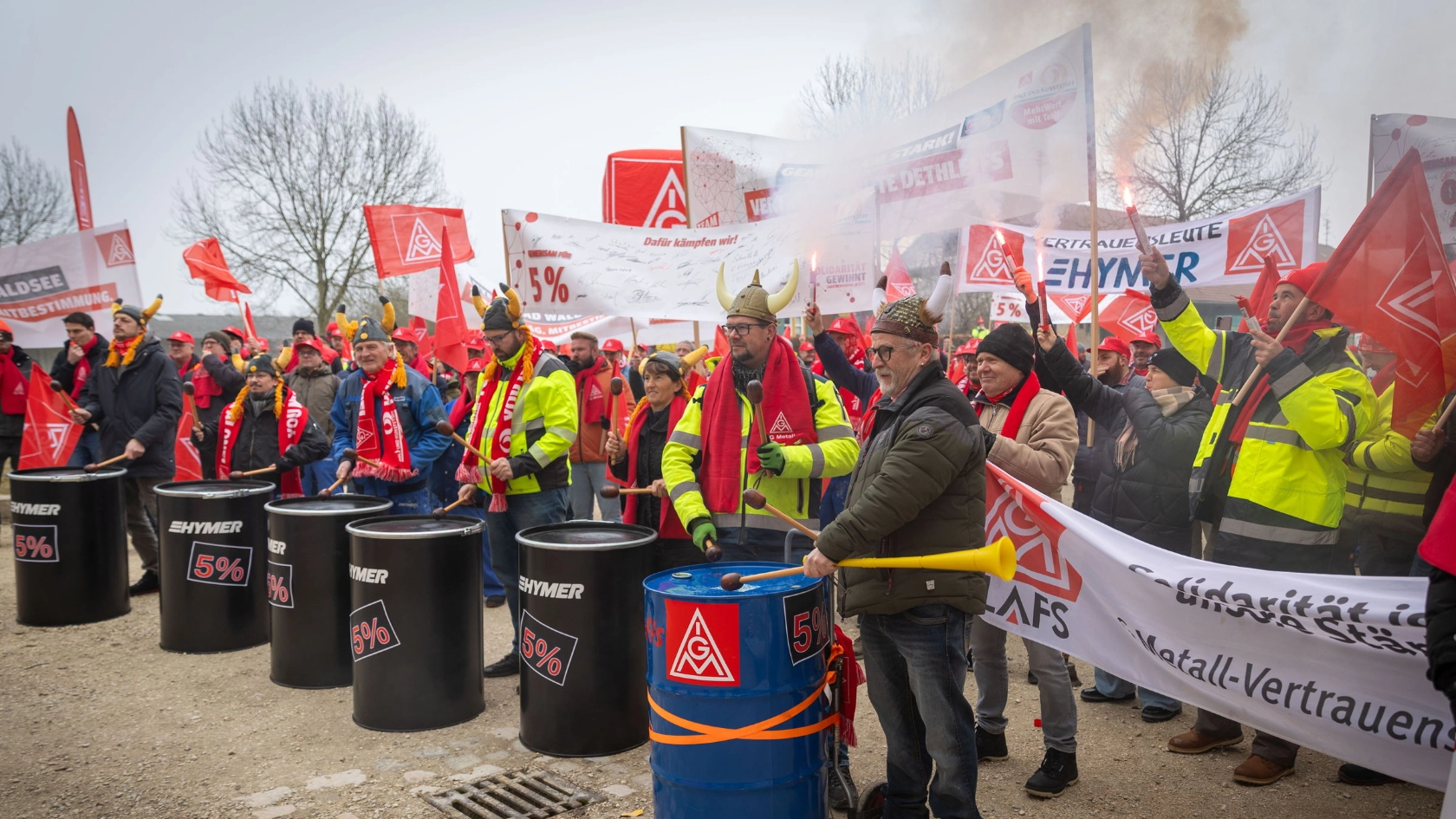 Protest der IG Metall in Laupheim zur Tarifverhandlung in der Holz- und Kunststoffindustrie.