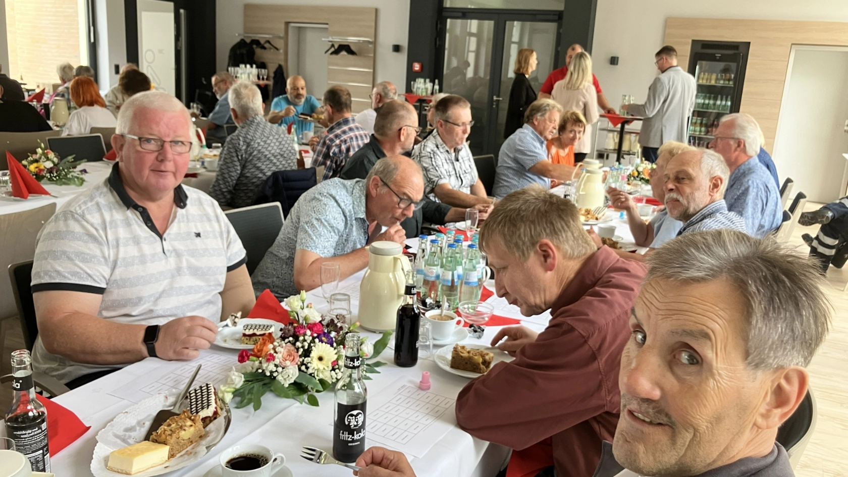 Kaffee, Kuchen und fröhlich Menschen