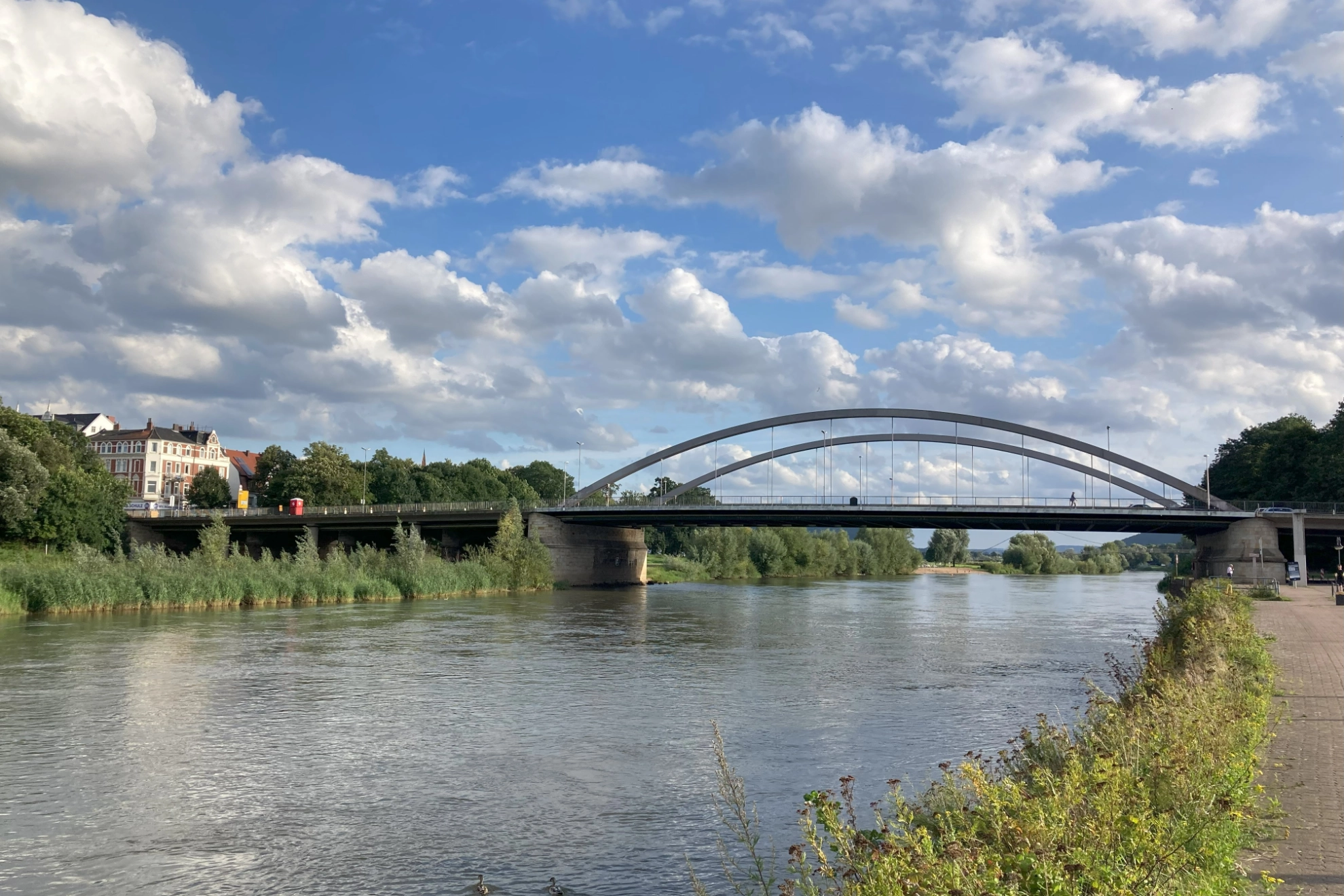 Im Vordergrund ist die Weserpromenade. Die Weserbrücke ist im Hintergrund des Bildes. Der Bick geht über die Weser in Richtung Kanzlers Weide. 